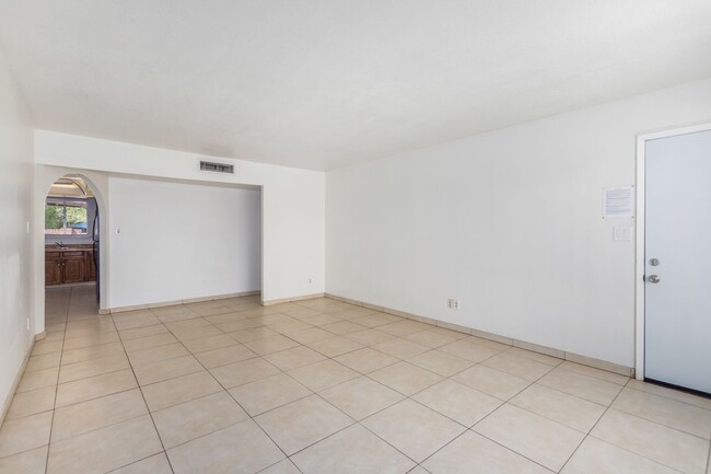 Building Photo - 4 BEDROOM, 2 BATH TEMPE HOME WITH SPACIOUS...