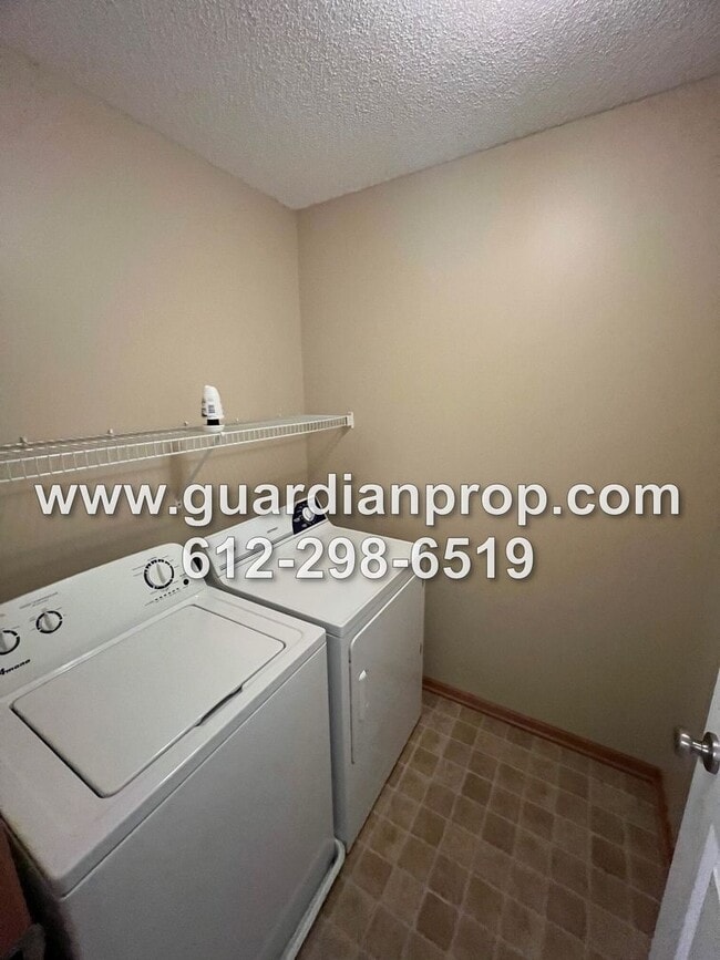 Building Photo - Lino Lakes Townhouse Available June 1, Open Floor Plan, Vaulted Ceilings, Fireplace, Loft, 2 Car ...