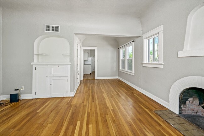 Building Photo - PRE-LEASE for AUGUST 2026 - Sam Hughes Bungalow