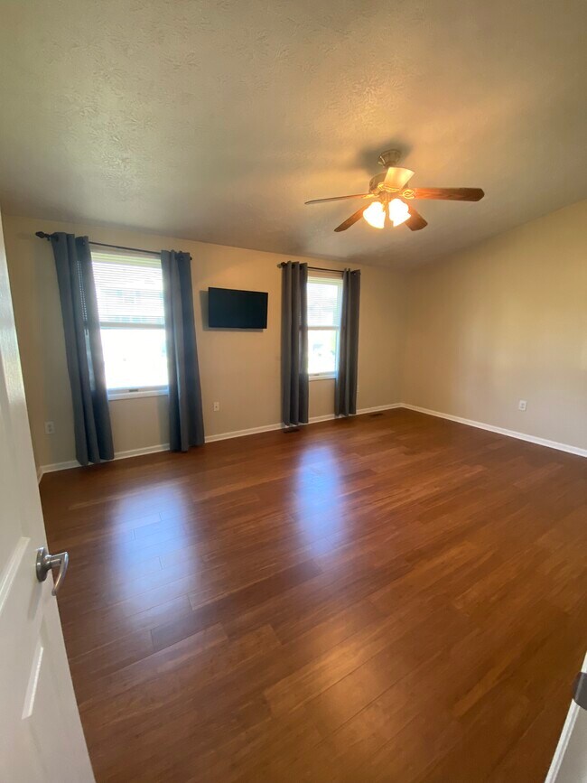 Master Bedroom - 2519 Hawthorne Dr