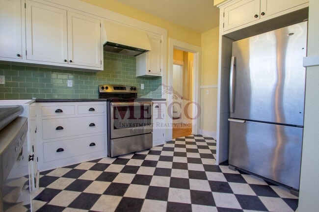 Building Photo - Light & Bright Home In Eugene