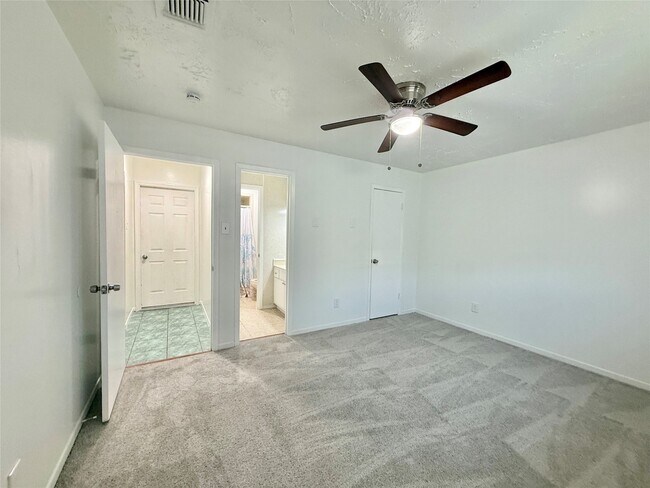 Building Photo - 10423 Kirkshire Dr