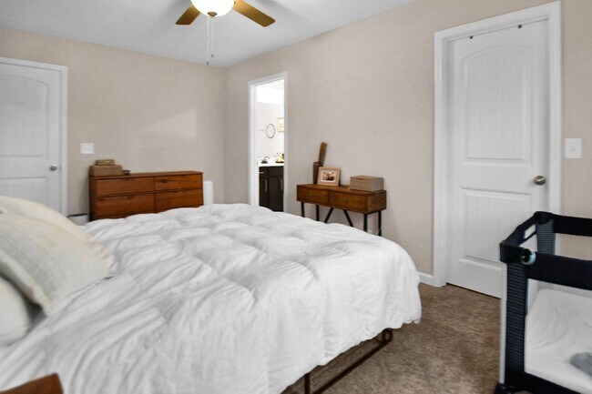 Building Photo - Pet Friendly Two Bedroom!