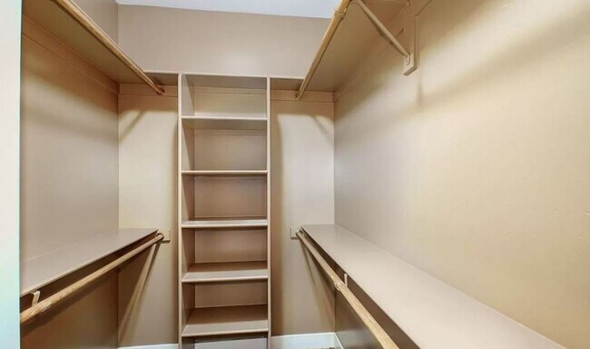 Building Photo - 3 Bed | 3.5 Bath - Biltmore Luxury Townhom...