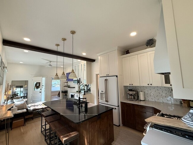 Building Photo - Fully Furnished Executive Home - Just Step...