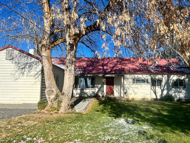 Primary Photo - Charming 3 Bedroom 2 Bathroom Country Home...