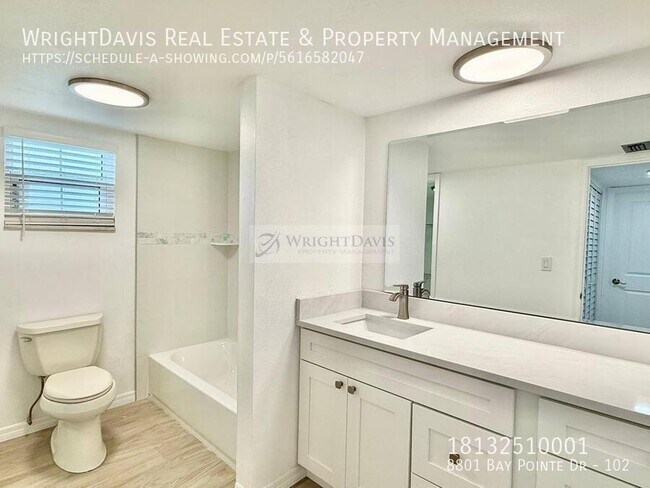 Building Photo - 8801 Bay Pointe Dr