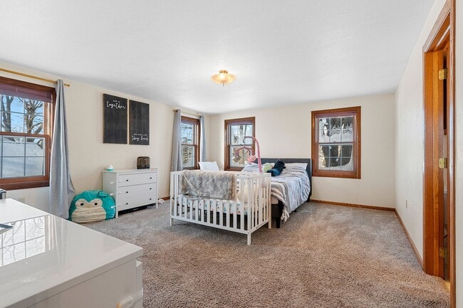 Building Photo - 5 BEDROOM 4.5 BATH PRIVATE BACKYARD