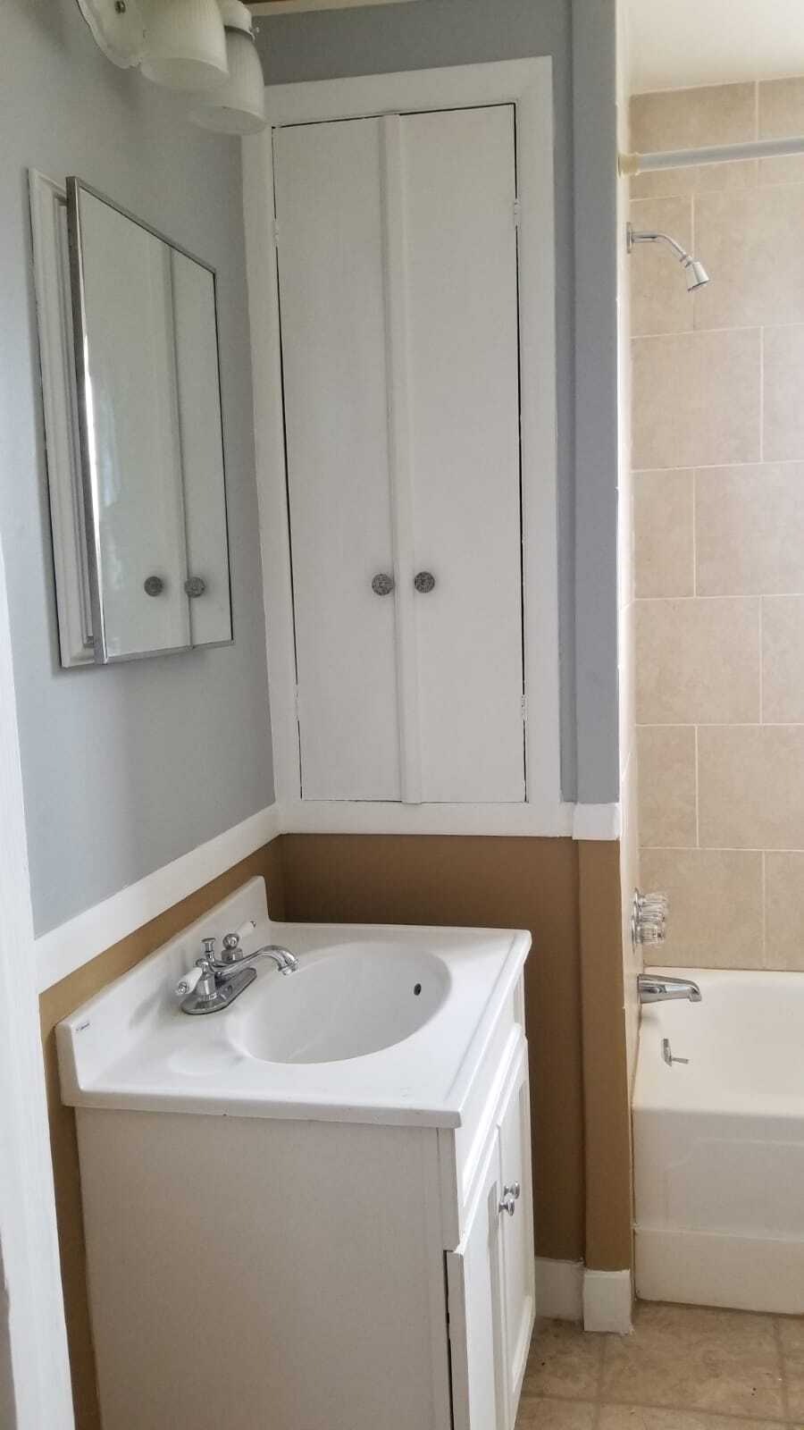 Bath with tub/shower - 424 Waddell Ave