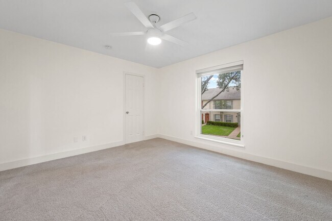 Building Photo - 10240 Longmont Dr