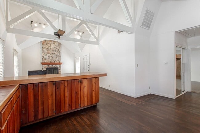 Building Photo - Charming 2-Bedroom, 1/5-Bath Home in Little Forest Hills