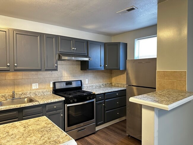 Building Photo - SE Duplex