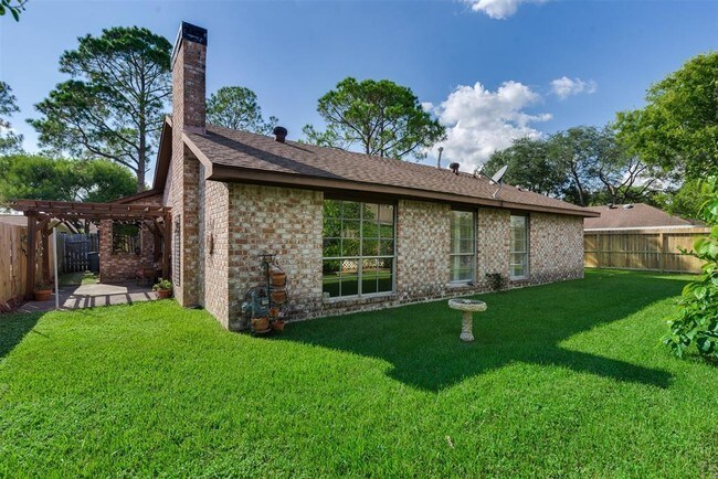 Building Photo - 2207 Briarview Dr