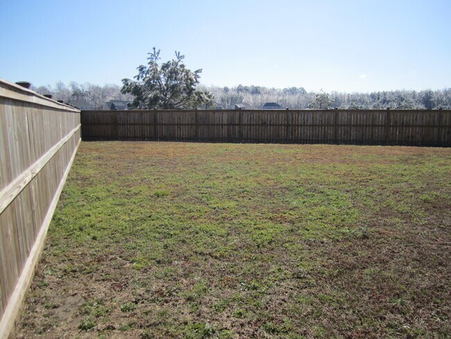 Building Photo - Near new home in comfortable family community