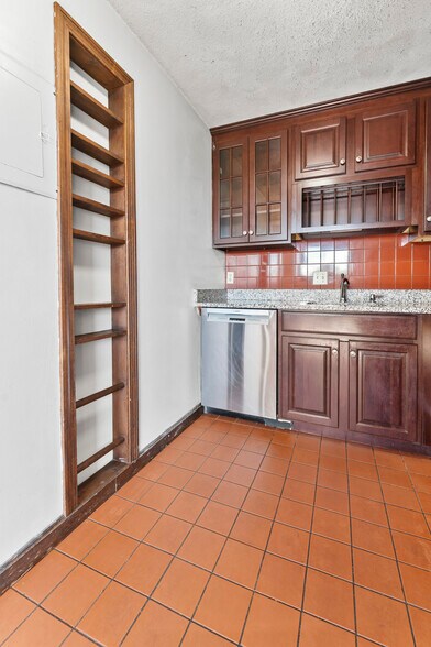 kitchen - 660 Tremont St
