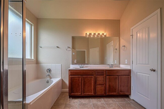 Building Photo - 18302 Red Oak Manor Ln