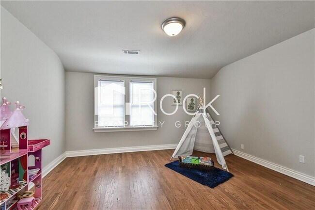 Building Photo - Beautifully Remodeled 4-Bedroom Home near ...