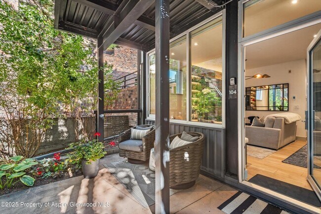 Building Photo - 434 E Main St