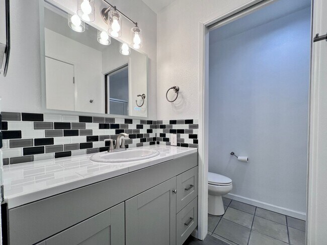 Building Photo - $1995 Gettysburg & Blackstone, 2 Bedroom Condo - Rialto Ave, Fresno / Newly Renovated