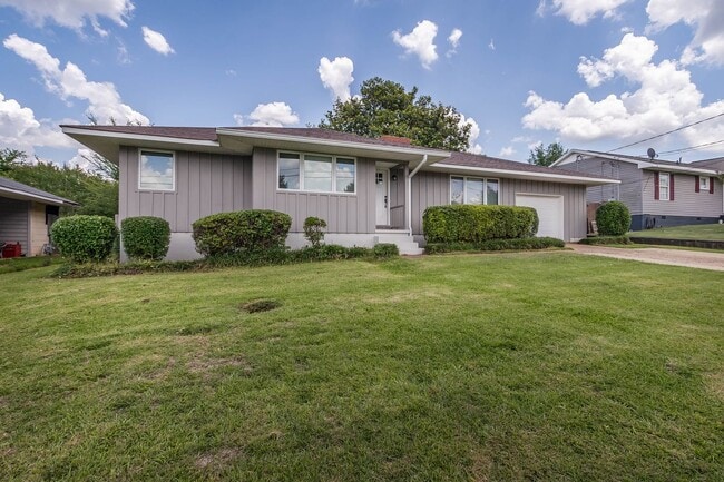 Building Photo - Fall '24 - Close to campus - 3 bed/2 bath ...