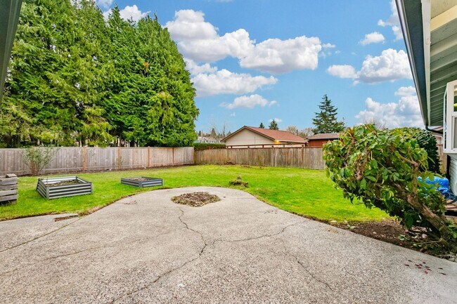 Building Photo - Remodeled Tacoma Duplex with Solar Panels & Fenced Yard **$500 OFF FIRST MONTHS RENT**