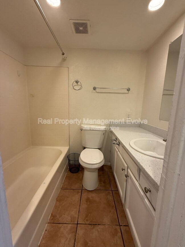 Building Photo - 3228 W Glendale Ave