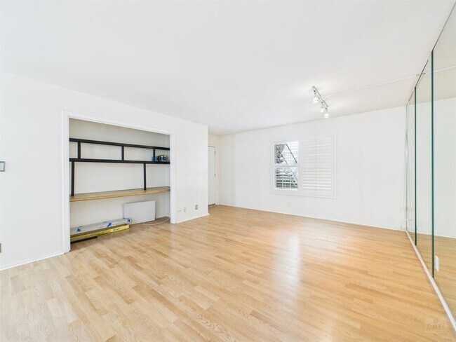 Building Photo - 910 Duncan Ln