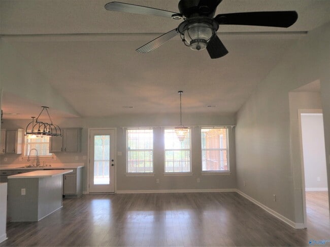 Building Photo - 105 Royalty Ct