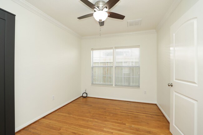 Building Photo - 905 Kern St