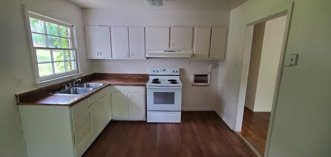 Building Photo - 3 Bedroom 1 Bathroom House