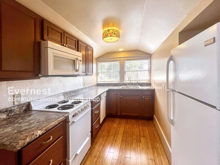 Building Photo - 803 Willow St