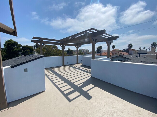 Building Photo - Modern Condo West of PCH!
