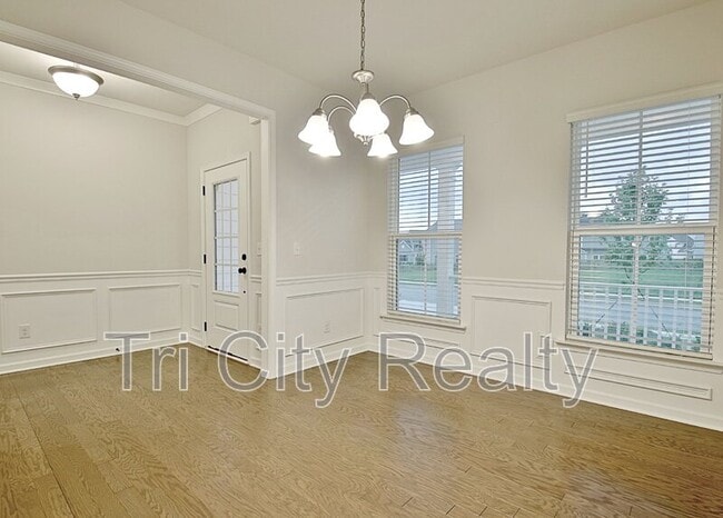 Building Photo - 504 Albertson Ave