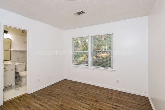 Building Photo - 1303 Sweet Pine Dr