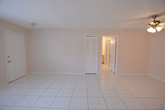Building Photo - East Orlando 3/2 duplex. TILE FLOORS, Fresh paint, community pool!