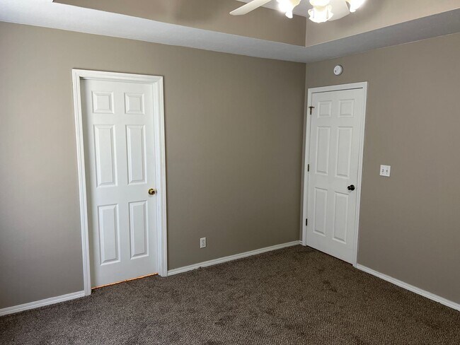 Building Photo - Republic Schools! 3 Bedrooms! 2 Baths! $1495