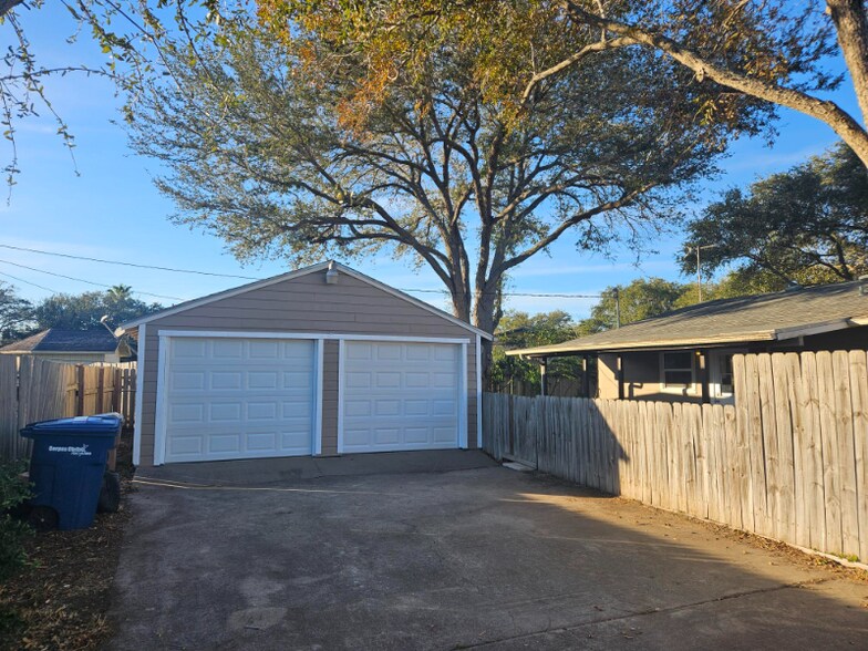 Building Photo - 4115 Robinhood Dr