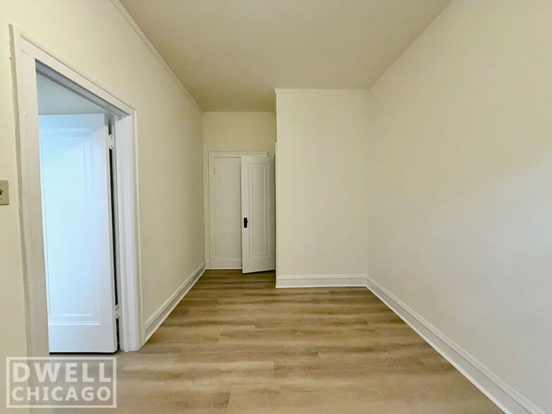 Building Photo - 2532 N Sawyer Ave