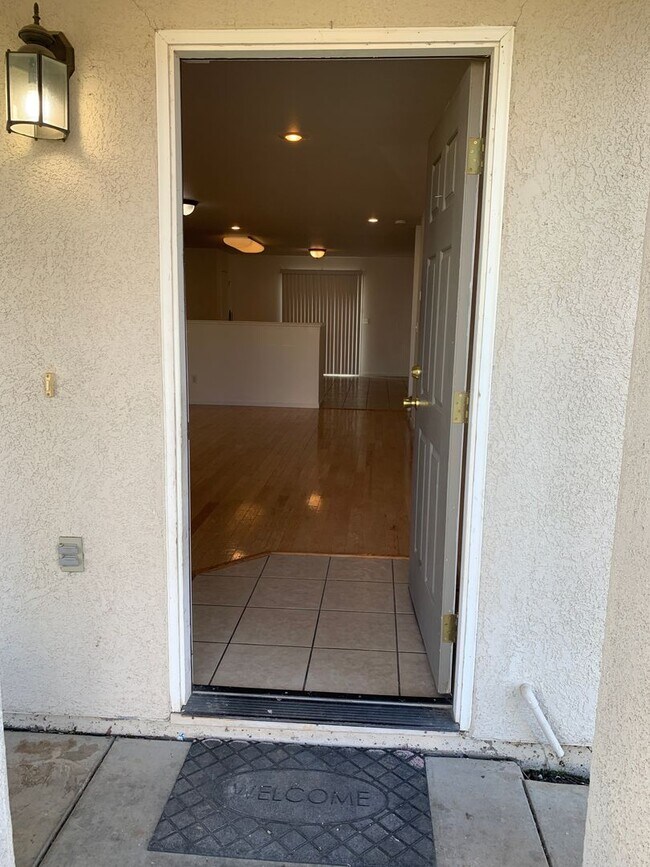Building Photo - Beautiful 4 Bedroom 3 bath home in Merced!