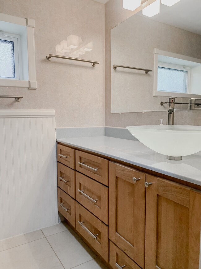 Building Photo - 1050 N Corona St