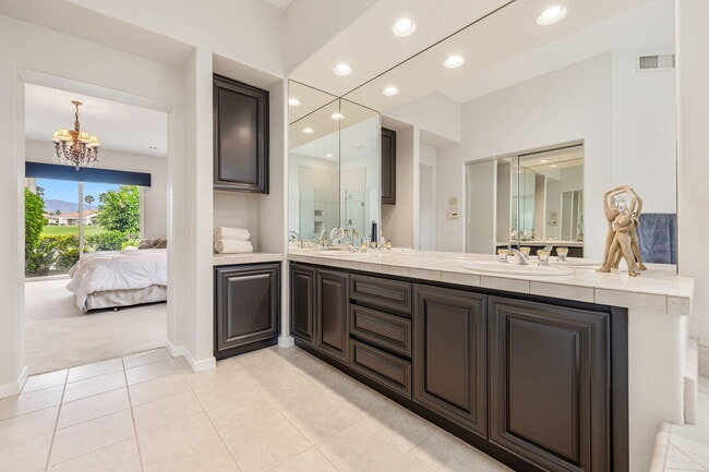 Building Photo - 727 Arrowhead Dr