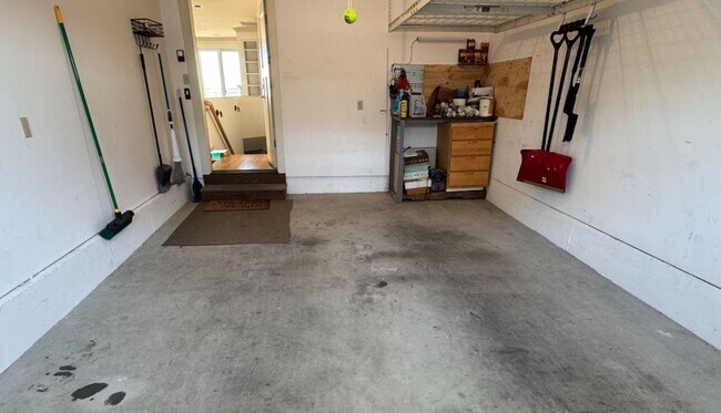 Building Photo - End Unit, 3 Bed, 2.5 Bath PLUS Bonus Room, Anacortes