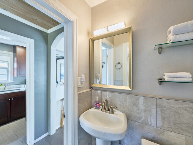 Building Photo - 1214 E Atlantic Ave