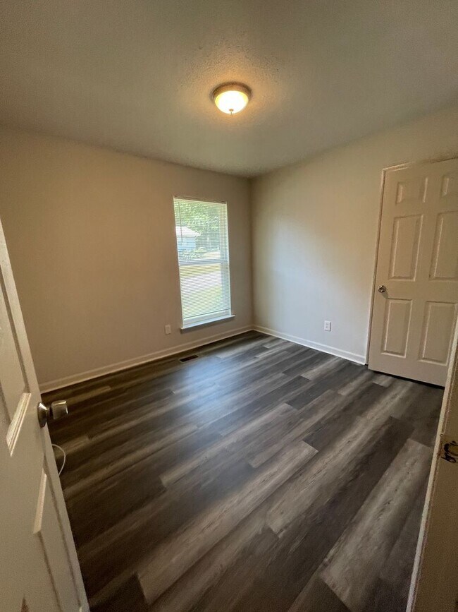 Building Photo - Beautifully renovated 3 bedroom 2.5 Bath