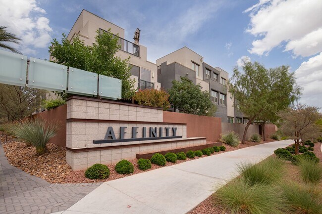 Building Photo - Fully furnished luxury townhome in Affinit...