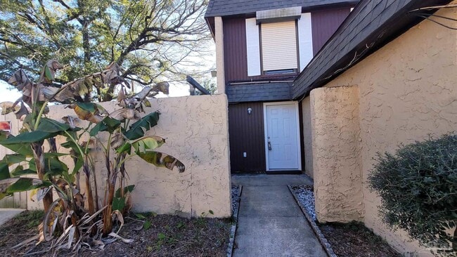 Building Photo - 846 Esconditas Pl