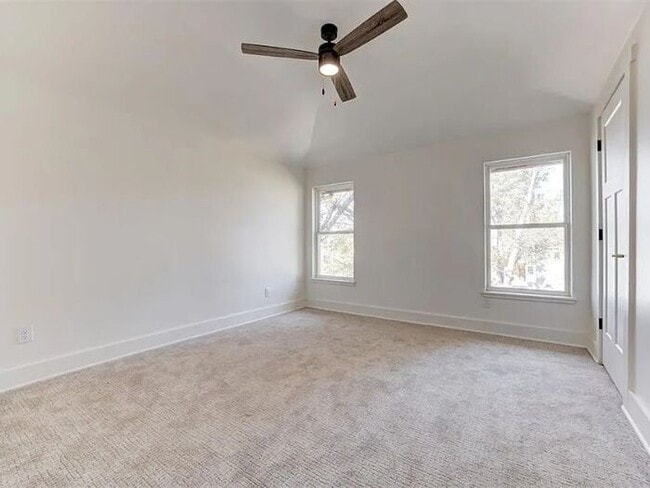 Building Photo - 213 NE 14th St