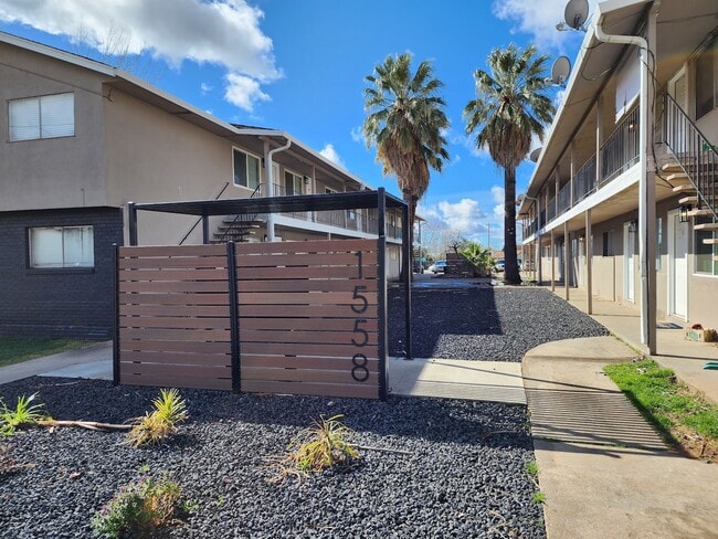 Building Photo - 1558 Bridge St