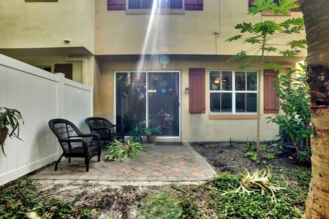 Building Photo - 117 E Prive Cir