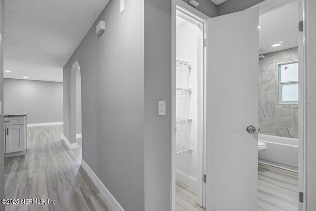 Building Photo - 1215 Bluehill Dr N